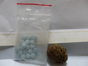 zabezpieczone porcje narkotyków w postaci tabletek i suszu