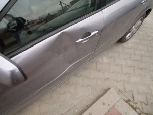 uszkodzone drzwi pojazdu