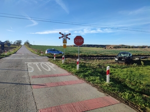Przejazd kolejowy na którym widać pionowe i poziome oznakowanie Stop