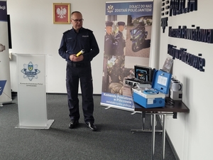 Komendant Powiatowy Policji w Pińczowie podczas przekazania sprzętu policyjnego na sali odpraw.